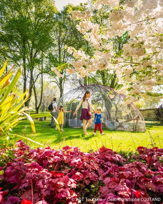 Famille dans les jardins du château de Rivau