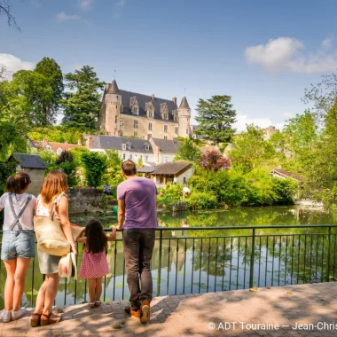 Famille devant le château de Montrésor