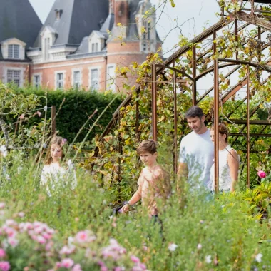 Famille dans les jardins du château