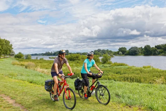 Couple de cycliste sur les bords de Loire