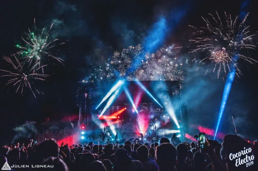 Concert et feu d'artifice pendant le Cocorico électro au château de La Ferté Saint-Aubin