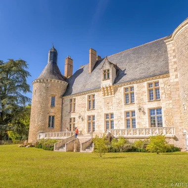 Le chateau et la terrasse donnant sur le parc