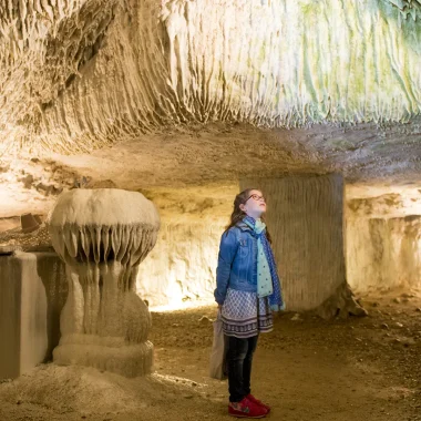 Jeune fille dans une grotte